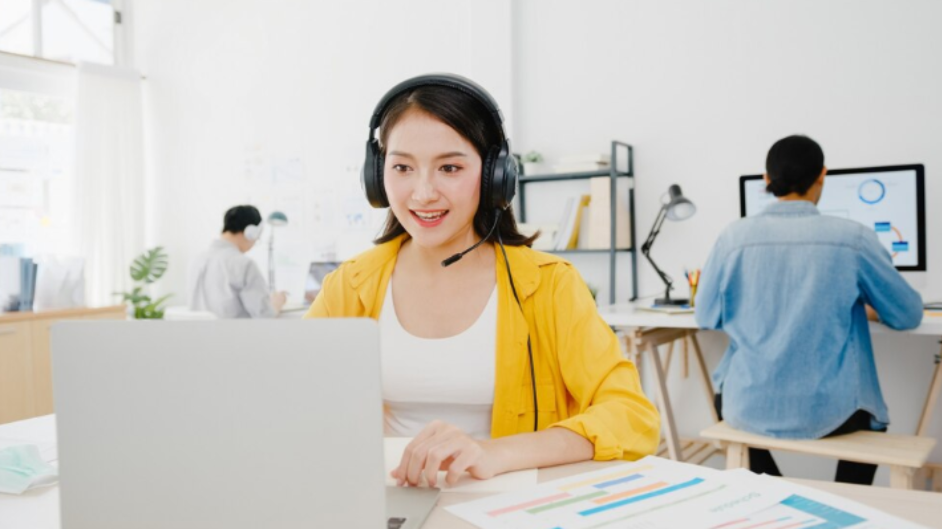 Image of Customer Experience vs Customer Service: What’s the Difference and Why Are Both Important?